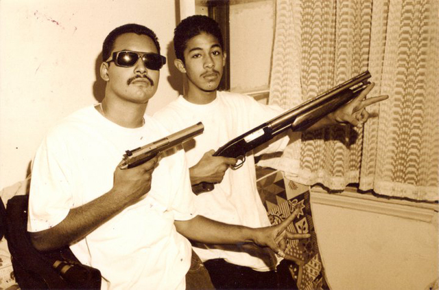 Frosty y Silent, miembros de la pandilla Playboys de Los Ángeles mostrando armas de fuego. La imagen fue tomada entre los anos de 1993 y 1995.