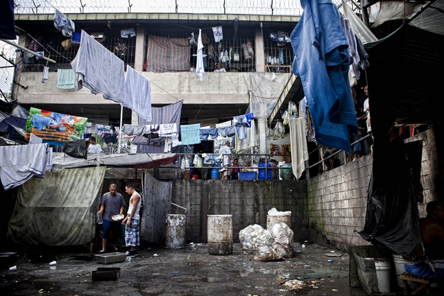 Más de 2.000 presos se apiñan en la penitenciaria de ciudad de Ciudad Barrios, diseñada originalmente para 800 reos. Según La OEA El Salvador es el país con más hacinamiento carcelario de todo el continente americano.