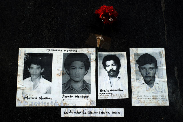 Fotos de desaparecidos en el monumento a las víctimas de la guerra civil en el parque Cuscatlán de San Salvador. Foto Mauro Arias