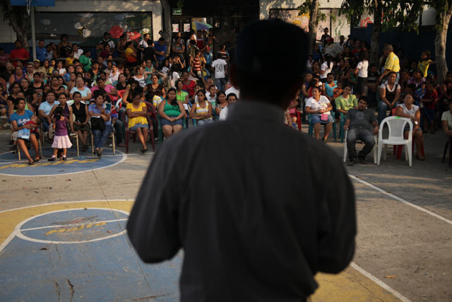 Pandillero da su discurso ante padres de familia de alumnos del Complejo Educativo Las Cañas, Ilopango, anunciándoles que sus hijos podrán asistir a la escuela sin el riesgo de ser asesinados. Foto Mauro Arias﻿" /></div><div class=