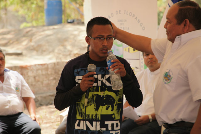 El alcalde de Ilopango, Salvador Ruano, pasa una botella de agua a Marvin, vocero de su pandilla, cuando a este se le quiebra la voz y se le humedecen los ojos por la emoción del momento. Foto Mauro Arias
﻿