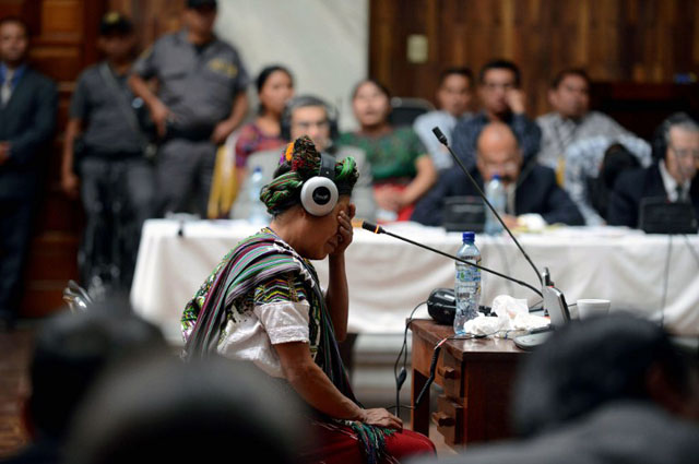 Ana de León, una testigo Ixil, llora durante el primer juicio por genocidio contra el ex dictador José Efrain Rios Montt en la Ciudad de Guatemala en abril de 2013. Foto AFP /Johan Ordoñez