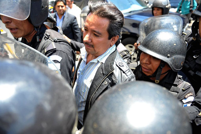 Juan Ortiz, alias Chamalé, al centro, es escoltado hacia la corte en la Ciudad de Guatemala en marzo de 2011. Fue arrestado por cargos de tráfico internacional de drogas como empleado del cártel de Sinaloa. Foto AFP