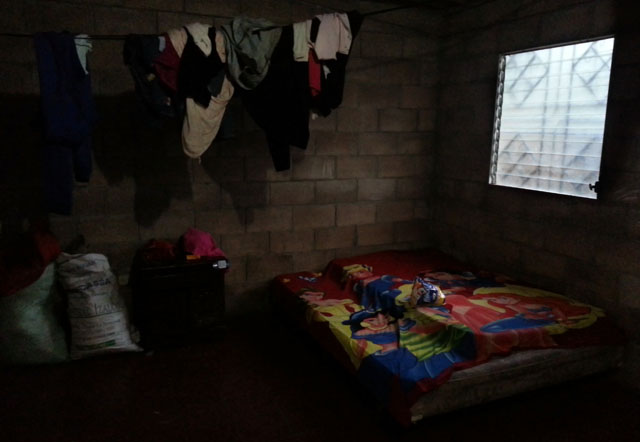 Esta es la habitación, en una zona dominada por la pandilla rival a la que Liebre perteneció, donde el Estado ha ubicado a ese testigo criteriado. Liebre perteneció -pertenece, dice él- a la Mara Salvatrucha. Atrás de esa ventana, domina el Barrio 18.