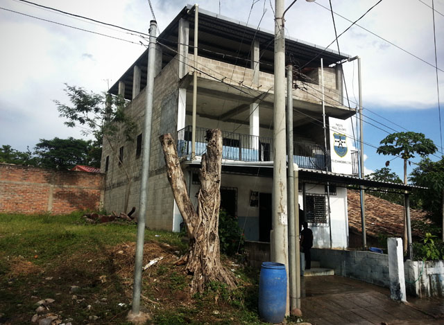 El puesto policial de Agua Caliente. Aquí decidió el Estado que guardaría al testigo clave en el caso contra Medio Millón, a Abeja. Abeja, traidor de la clica Fulton Locos Salvatrucha, estuvo 15 meses en un cuartito al fondo de la primera planta, hasta que se hartó y escapó.