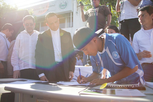 El 22 de enero 2013, Marvin, un pandillero de la MS-13, firma junto a David Munguía y Fabio Colindres, el documento en el acto oficial de declaración de Ilopango como un Municipio Libre de Violencia. Foto El Faro