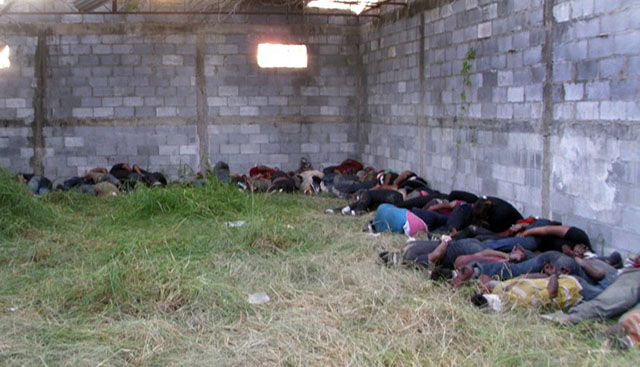 Los cuerpos de 72 migrantes asesinados por sus captores en un rancho en San Fernando, Tamaulipas, en agosto de 2010. Foto AFP