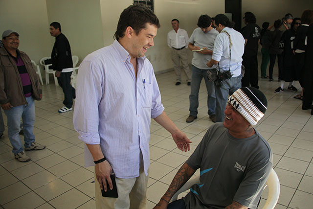 Carlos Martínez, periodista de El Faro, conversa con Carlos Lechuga alias El viejo Lyn después de una conferencia de prensa en el penal La Esperanza. 19 de enero 2013. Foto El Faro