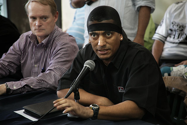 Borromeo Henríquez el Diablito de Hollywood, en conferencia de prensa responde a las preguntas de los periodistas después de anunciar el compromiso de la Mara Salvatrucha con los Municipios Libres de Violencia. Penal La Esperanza el 19 de enero 2013. Foto archivo/Mauro Arias