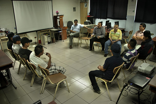 Maestros del C. E. Las Cañas conversan con representantes de las pandillas MS-13 y Barrio 18 para que dejen pasar por sus territorios a los estudiantes que quieren llegar la escuela sin ser asesinados. Ilopango 15 de febrero 2013. Foto archivo/Mauro Arias