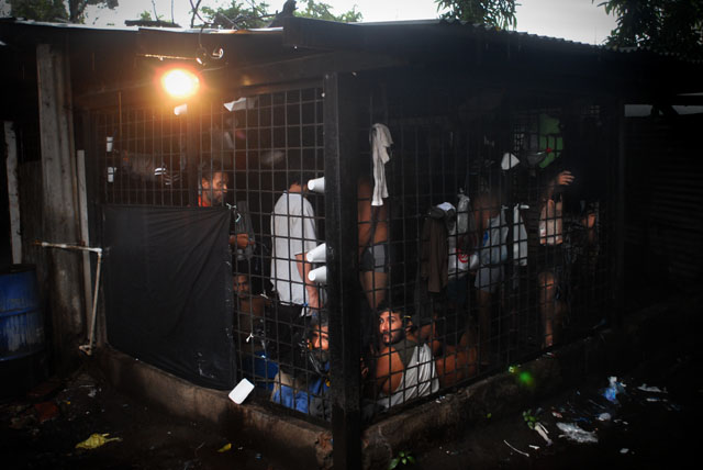 Bartolinas para detenidos no pertenecientes a pandillas en delegación de la PNC de Lourdes. Foto Mauro Arias