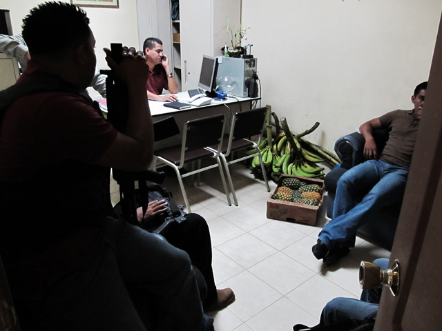 Oscar Ardón jefe de la DNIC con otros agentes de la división en su oficina en La Ceiba, Atlantida. ﻿" /></div><div class=