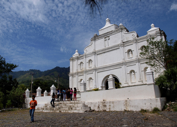 Un grupo de jóvenes abandona la iglesia colonial de Panchimalco.