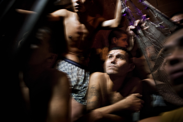 En la biblioteca, la humedad y el calor mantiene a los reos semidesnudos. A los confinados en estas celdas de aislamiento solo se les permite salir al patio 20 minutos al día.