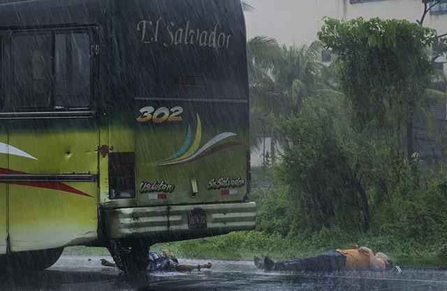 Bus de la ruta 302 de Usulután a San Salvador donde fueron asesinadas a balazos seis personas y otros siete pasajeros resultaron heridos. Foto Fred Ramos