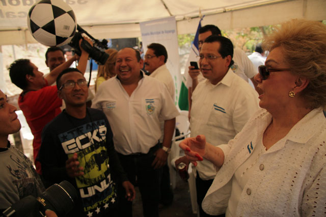 Gloria Salguero reparte dos pelotas de fútbol a los pandilleros durante el acto de inauguración de la granja de pollos en Ilopango. Foto Mauro Arias