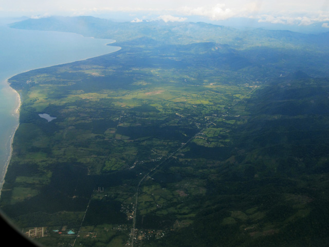 Vista aérea de la carretera que atraviesa el Departamento de Atlántida, Honduras.