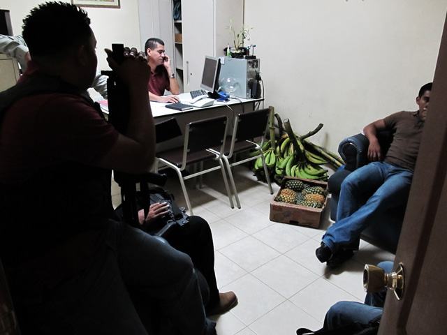 Oscar Ardón jefe de la DNIC con otros agentes de la división en su oficina en La Ceiba, Atlantida.