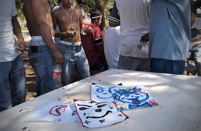 Dentro de un curso del verano, a un grupo de jóvenes del Centro de Inserción Social Sendero de Libertad se le pidió dibujar un rostro que resumiera cómo había sido para ellos el año 2011.