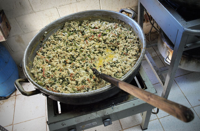 Desde enero de 2011 los alimentos de los jóvenes se preparan en el propio centro, con una dieta balanceada en la que no faltan lonja, productos lácteos y carnes variadas.