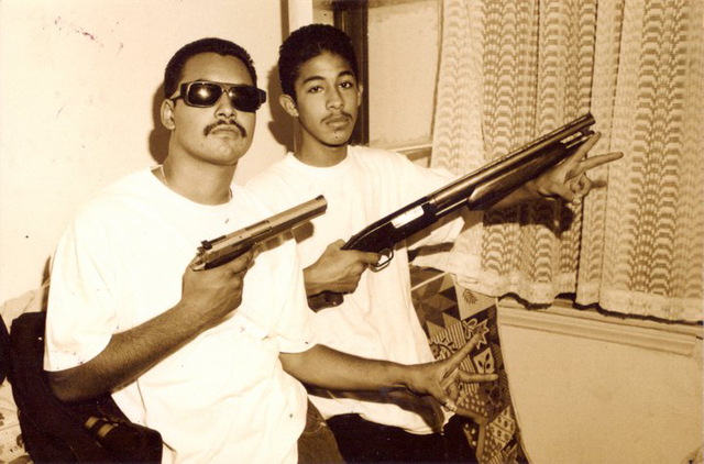 Frosty y Silent, miembros de la pandilla Playboys de Los Ángeles mostrando armas de fuego. La imagen fue tomada entre los anos de 1993 y 1995. 