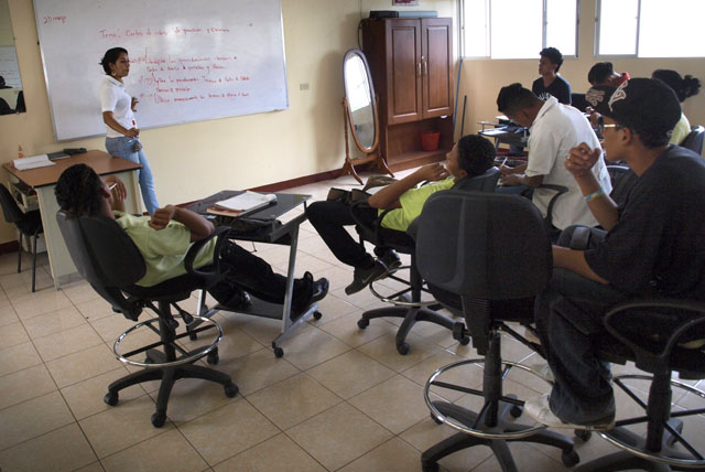 Los profesores tienen de alguna manera que adaptarse a sus alumnos, como se aprecia en esta imagen poco convencional de recibir clases. Foto Roberto Valencia.﻿